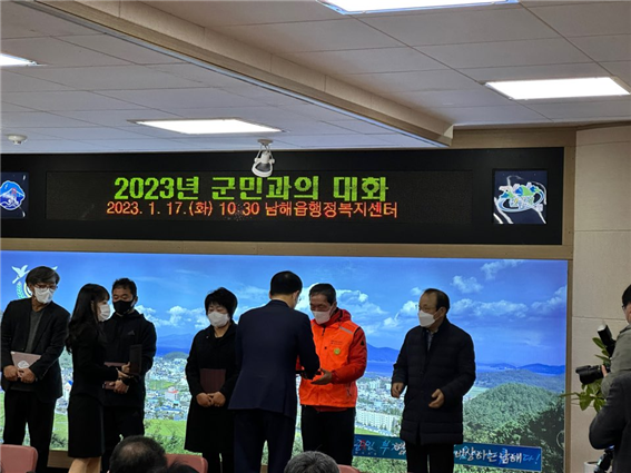 참여주민 군정발전기여 표창장 수여 사진