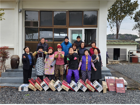 설명절 선물 전달 사진